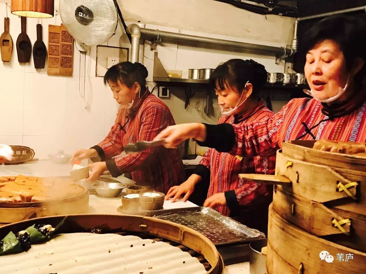 乌镇的定胜糕铺子，营业员们穿着统一的花布服装